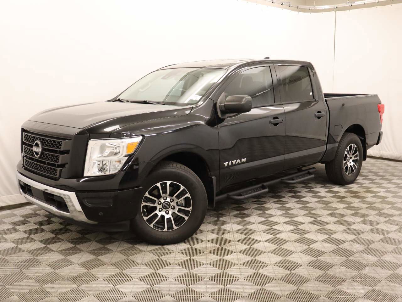 Used 2024 Nissan Titan SV w/ SV Convenience Package