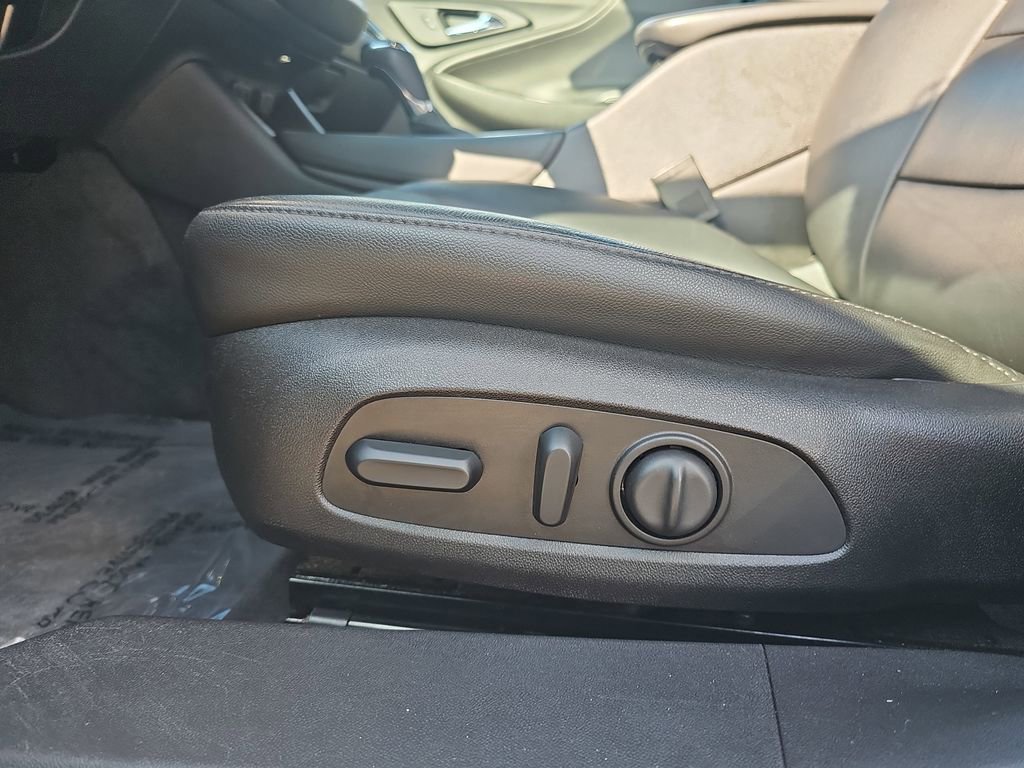 Used 2018 Chevrolet Malibu LT w/ Leather Package image 27