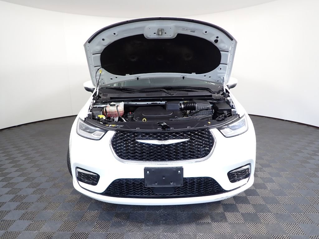 Used 2023 Chrysler Pacifica Touring-L FWD image 10
