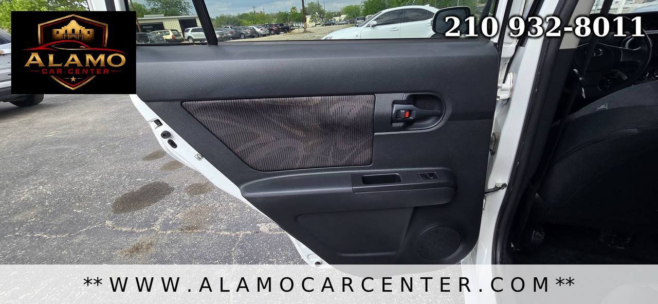 Used 2014 Scion xB FWD image 28