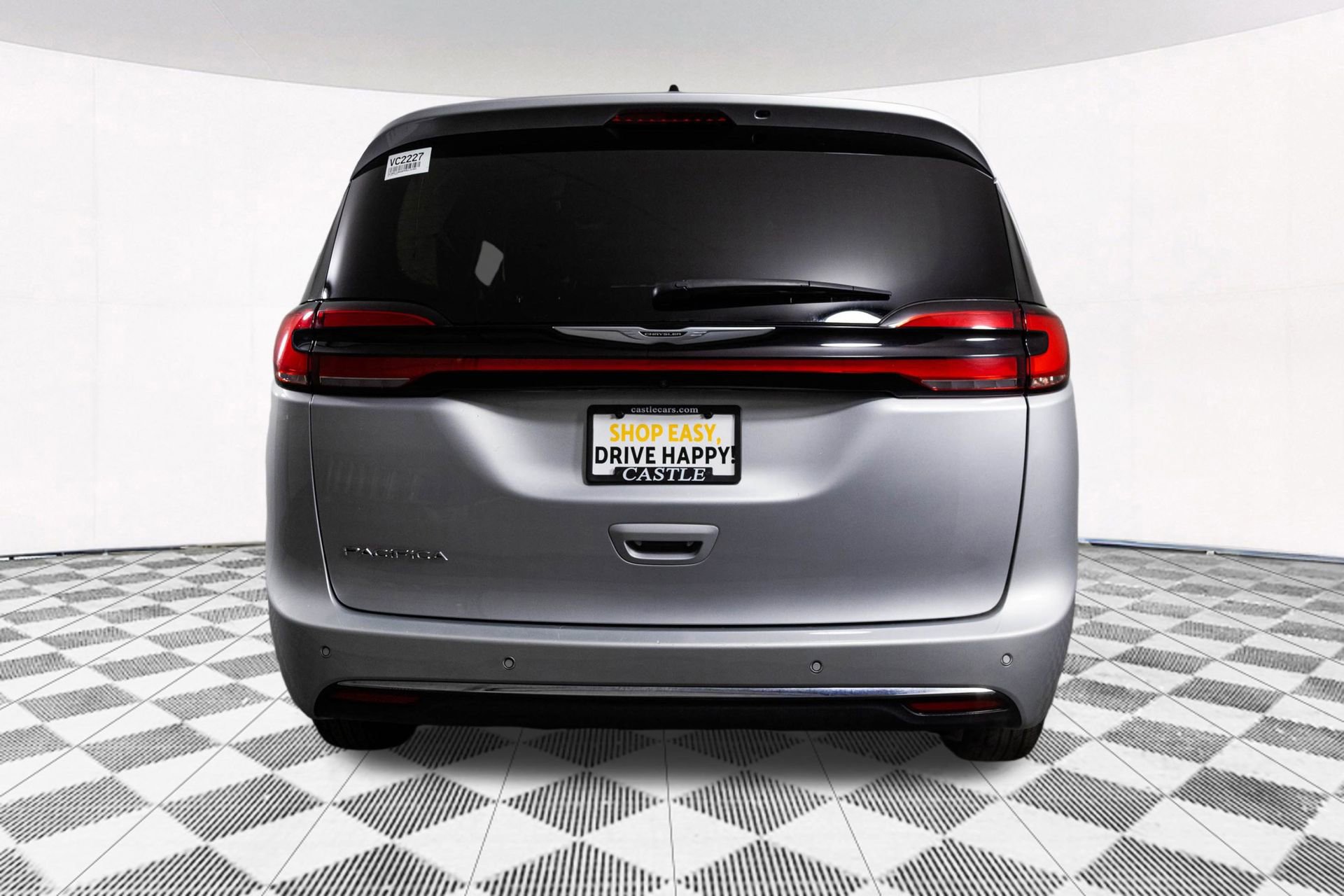 Used 2023 Chrysler Pacifica Touring-L image 14