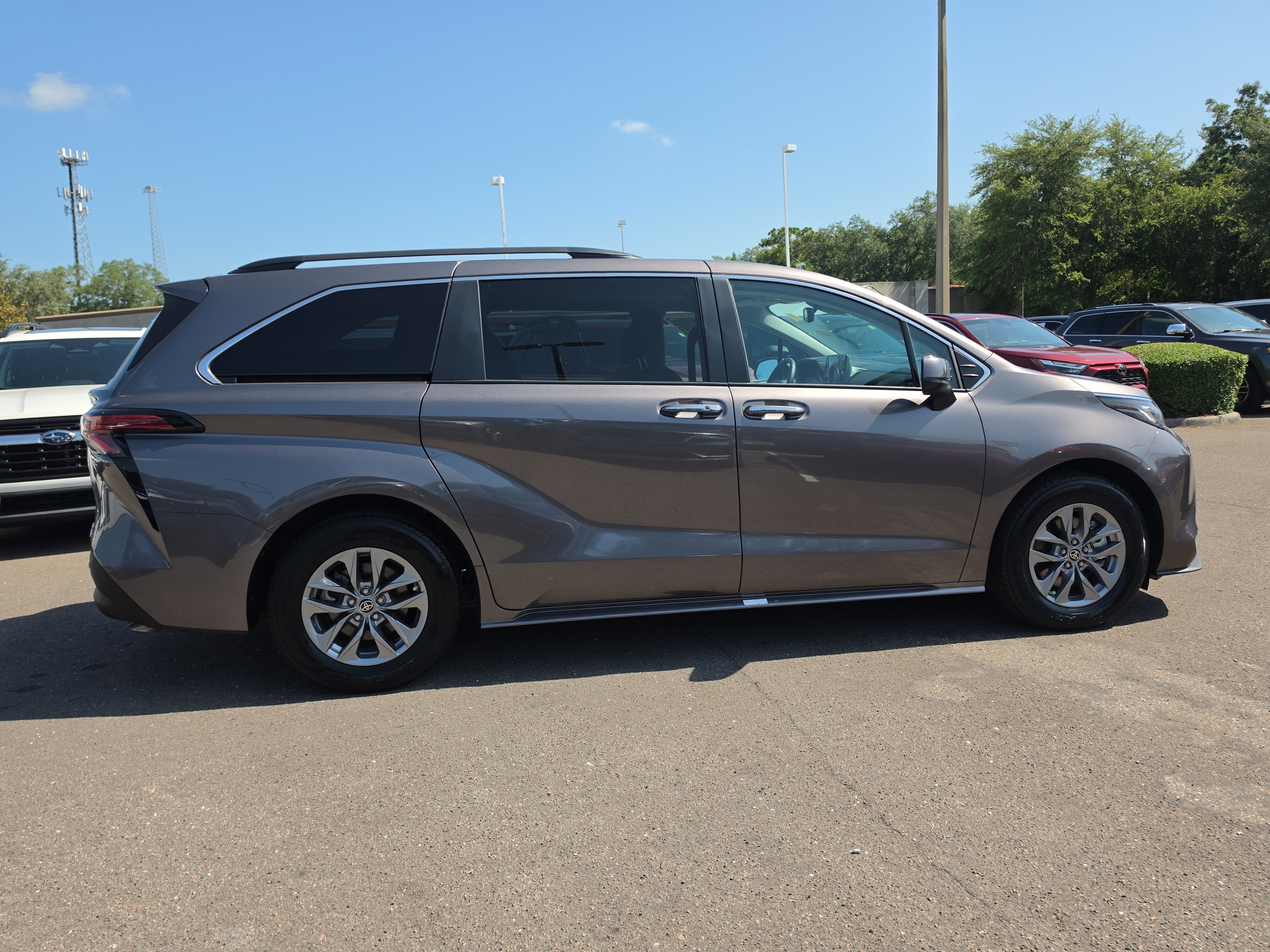 Used 2022 Toyota Sienna XLE FWD image 9