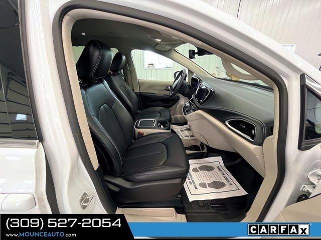 Used 2024 Chrysler Pacifica Touring-L image 5