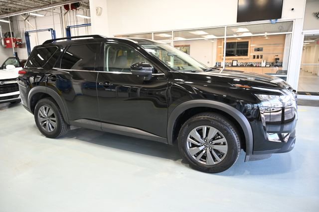 Used 2025 Nissan Pathfinder SV image 4