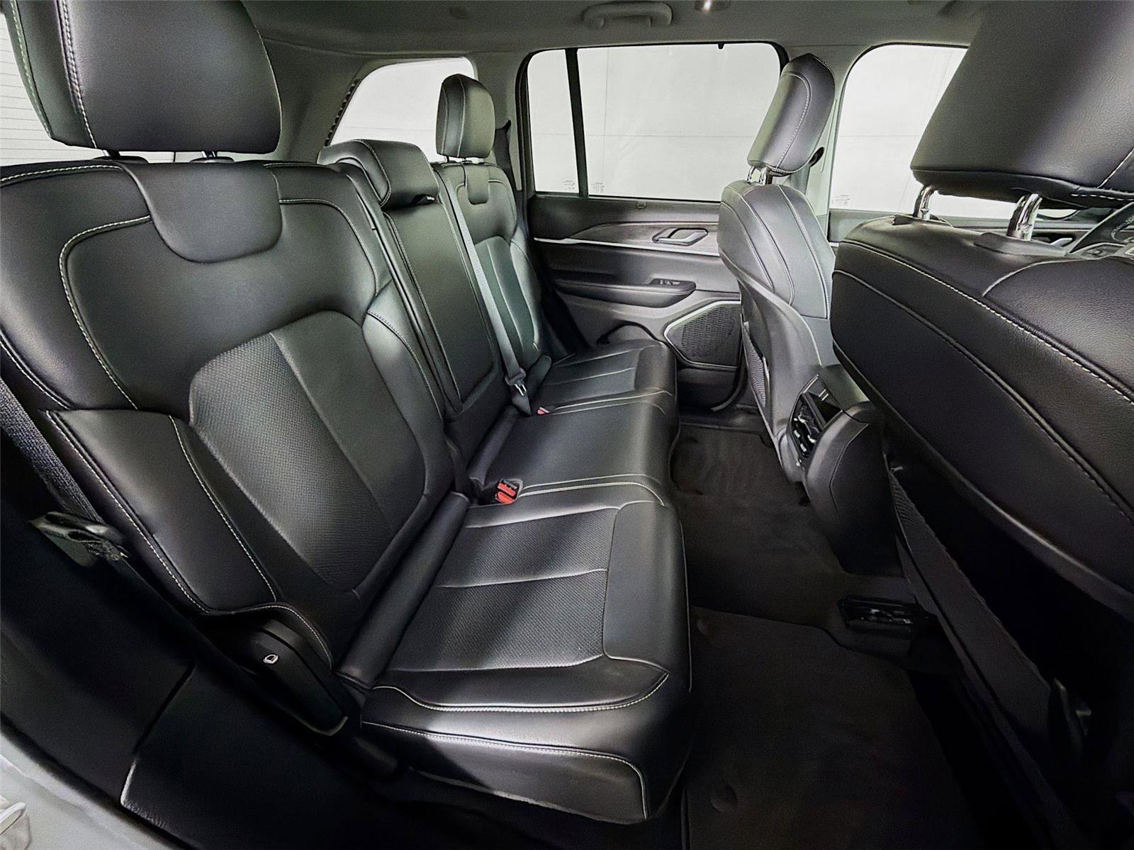 Used 2022 Jeep Grand Cherokee Limited w/ Luxury Tech Group II AWD/4WD image 26