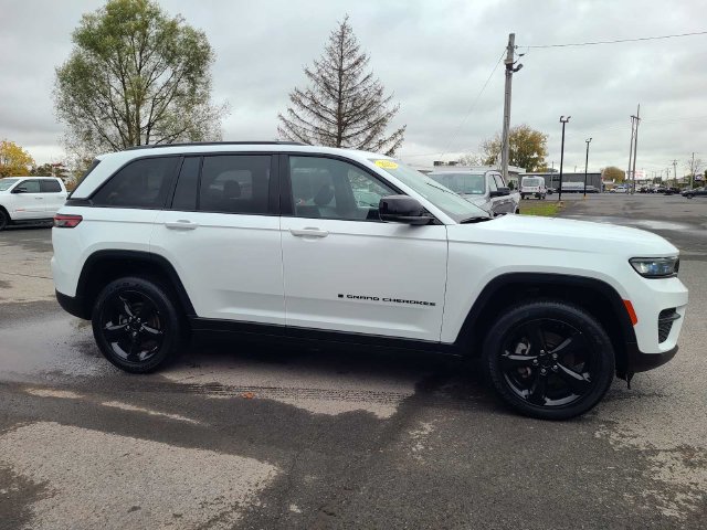 Used 2023 Jeep Grand Cherokee Altitude AWD/4WD image 5
