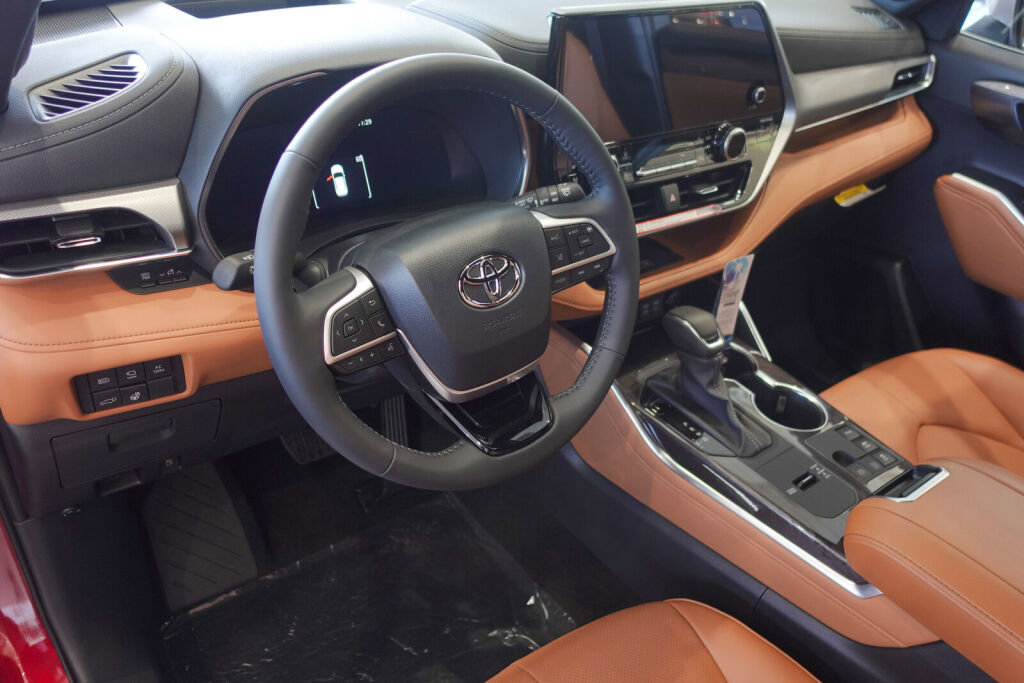 New 2026 Toyota Highlander Platinum image 13