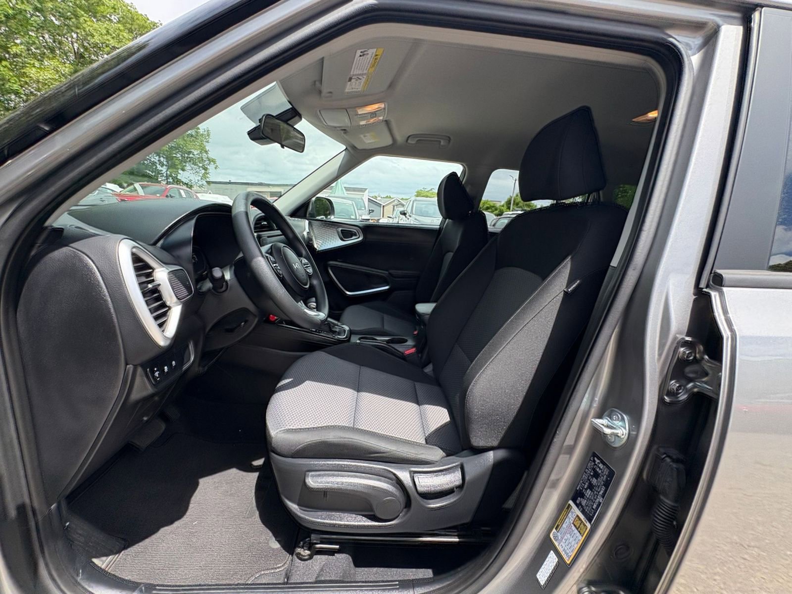 Used 2025 Kia Soul LX w/ LX Technology Package FWD image 24