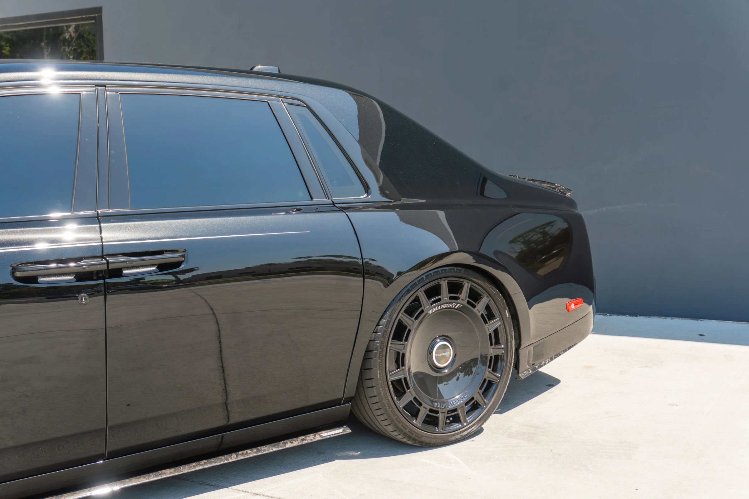 Used 2024 Rolls-Royce Phantom Sedan w/ The Phantom Package RWD image 27