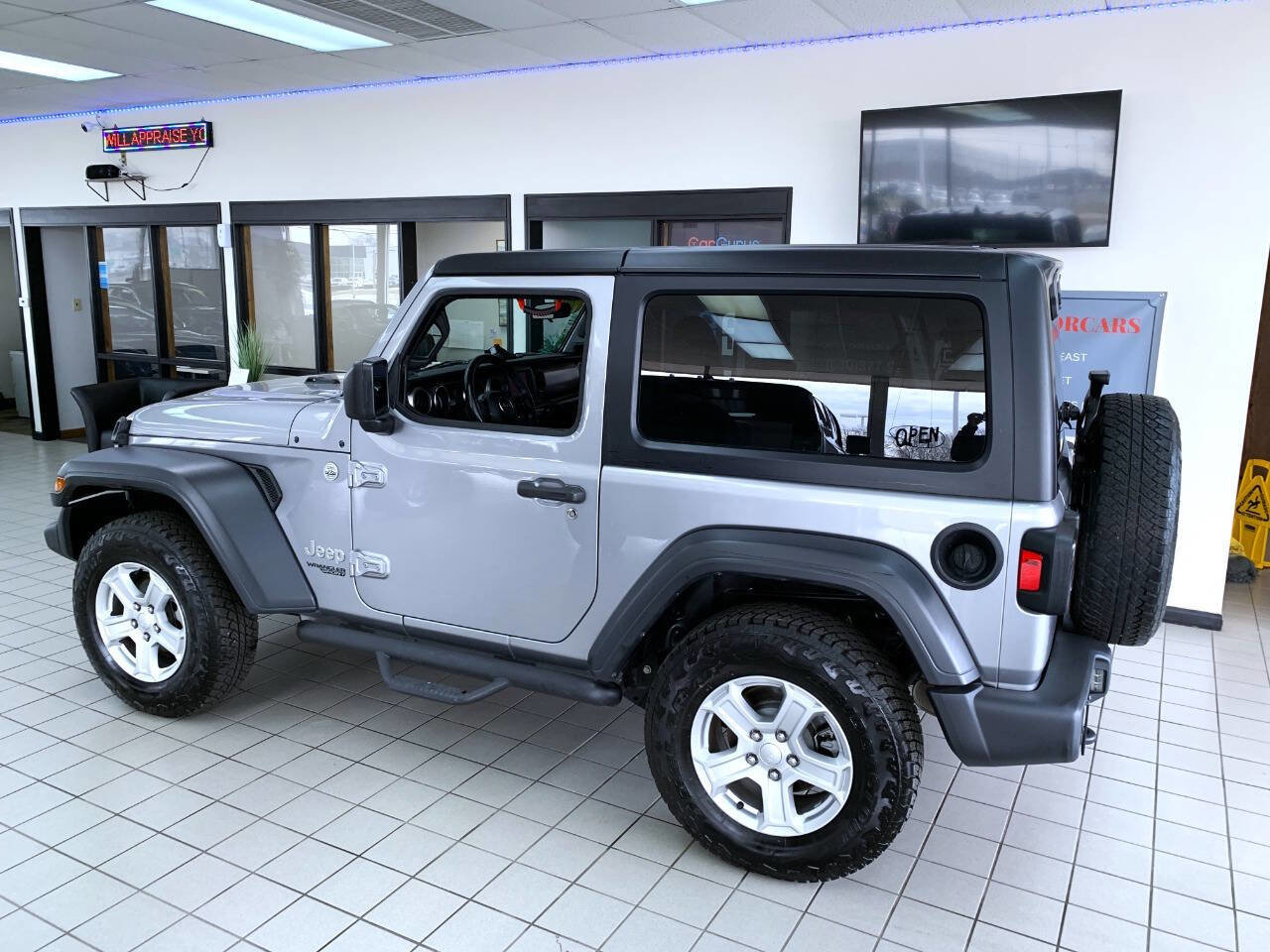 Used 2018 Jeep Wrangler Sport AWD/4WD image 3