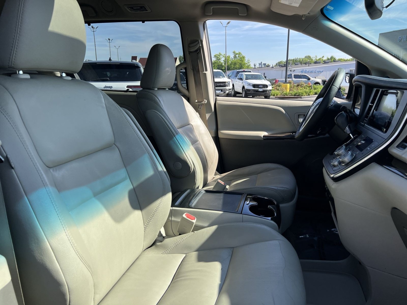 Used 2017 Toyota Sienna XLE w/ XLE Navigation Package FWD image 27