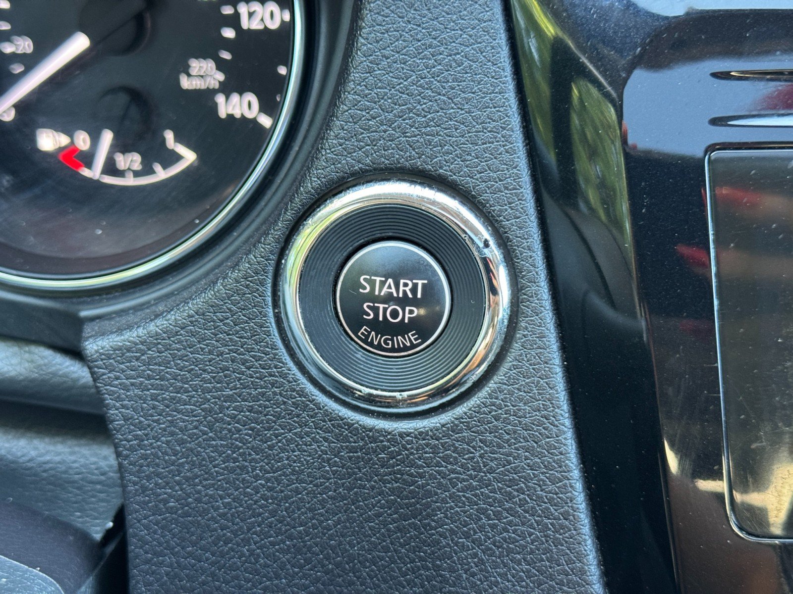 Used 2017 Nissan Rogue SV FWD image 23