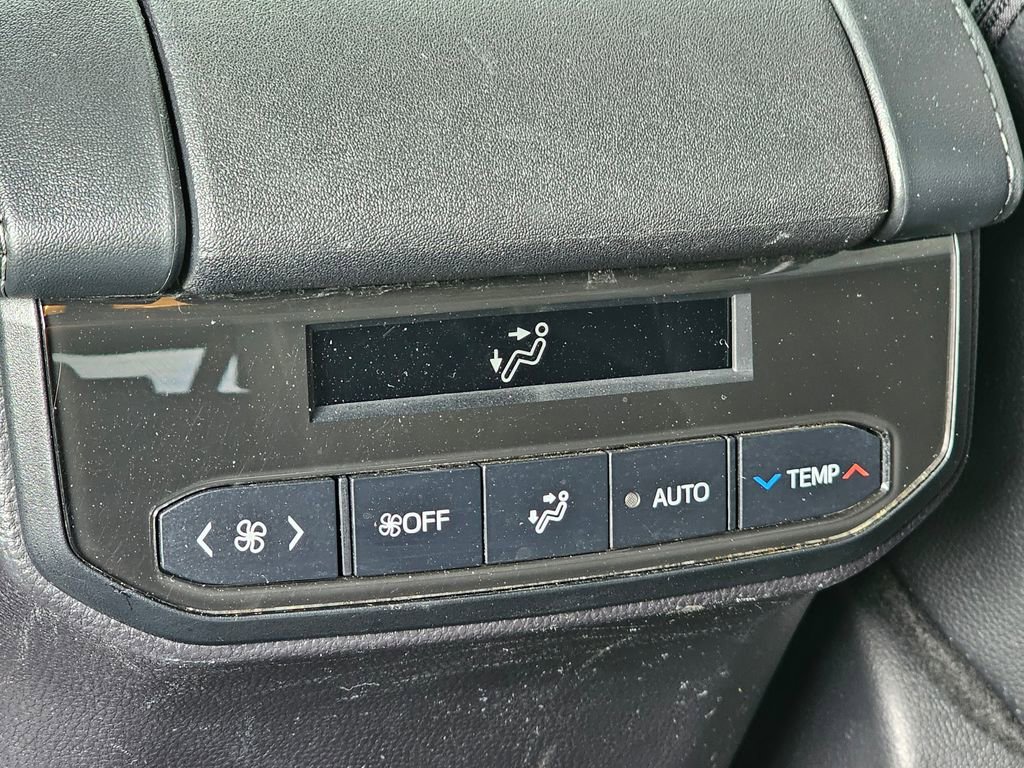 Used 2024 Toyota Highlander XLE AWD/4WD image 18
