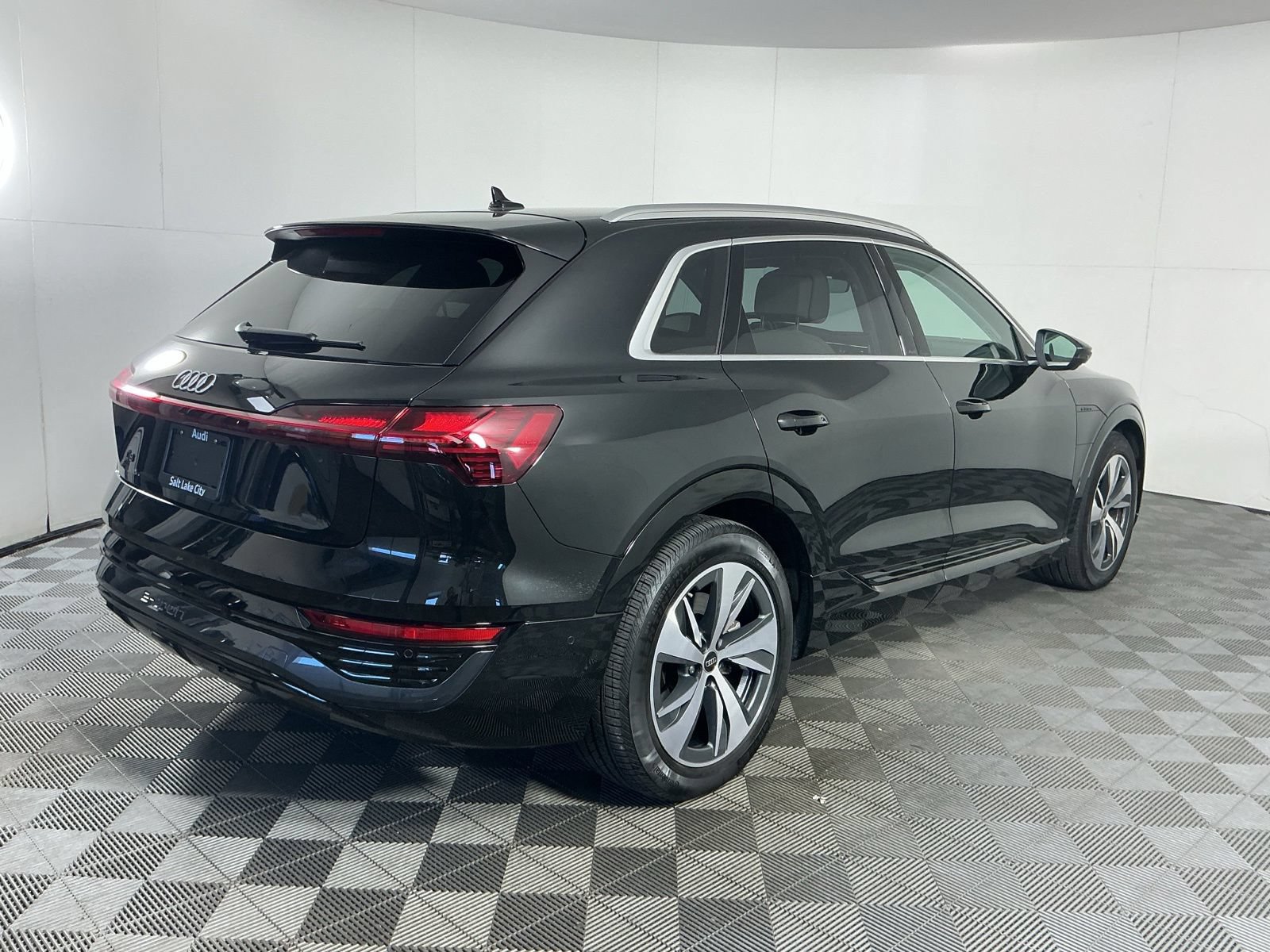 Used 2024 Audi Q8 e-tron Premium Plus w/ Premium Plus Package AWD/4WD image 8