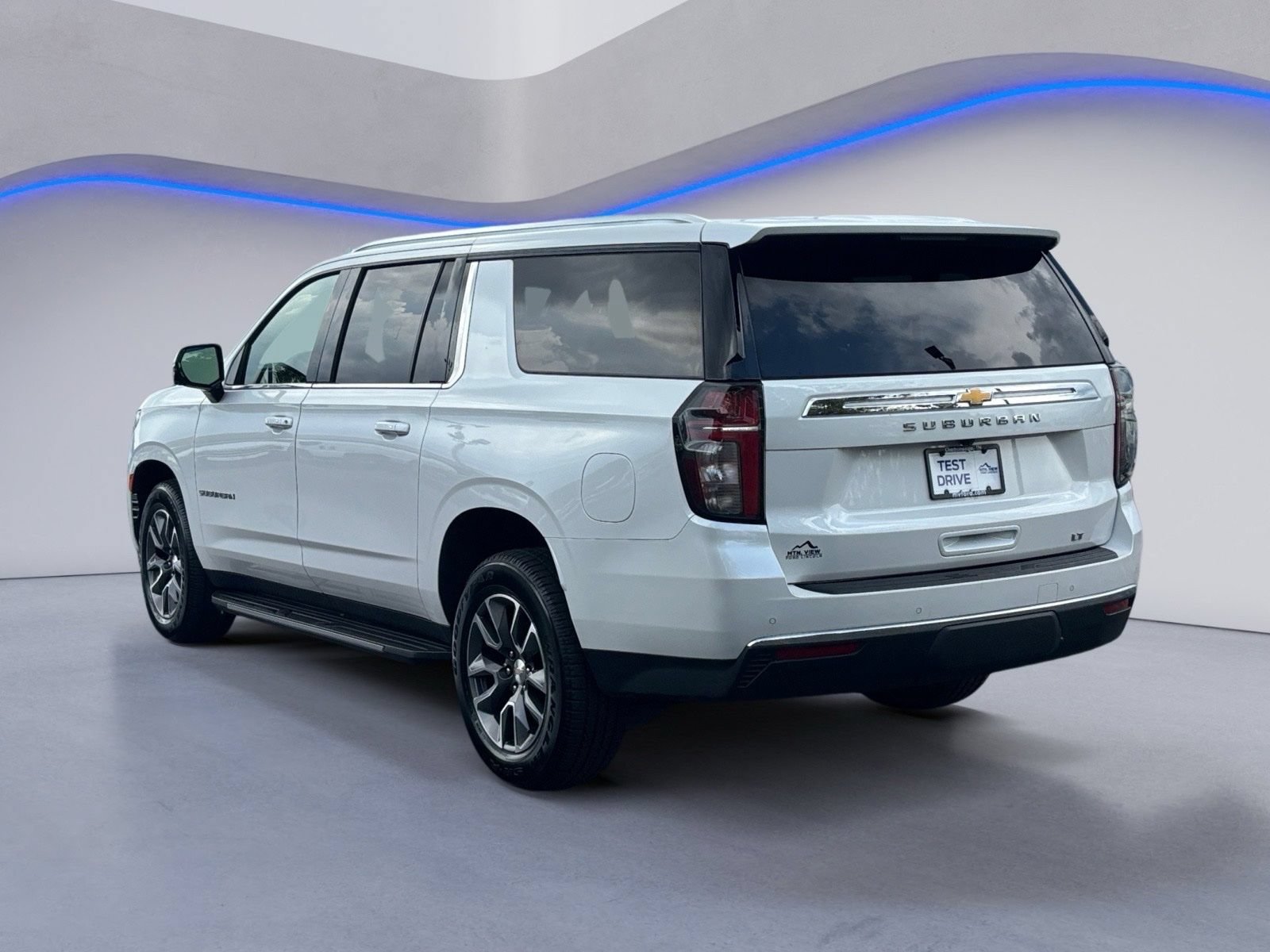 Used 2022 Chevrolet Suburban LT w/ Luxury Package AWD/4WD image 3