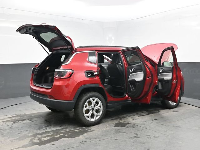 Used 2025 Jeep Compass Latitude AWD/4WD image 39