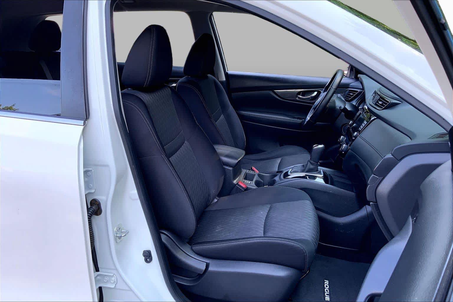 Used 2018 Nissan Rogue SV w/ Sun & Sound Touring Package AWD/4WD image 8