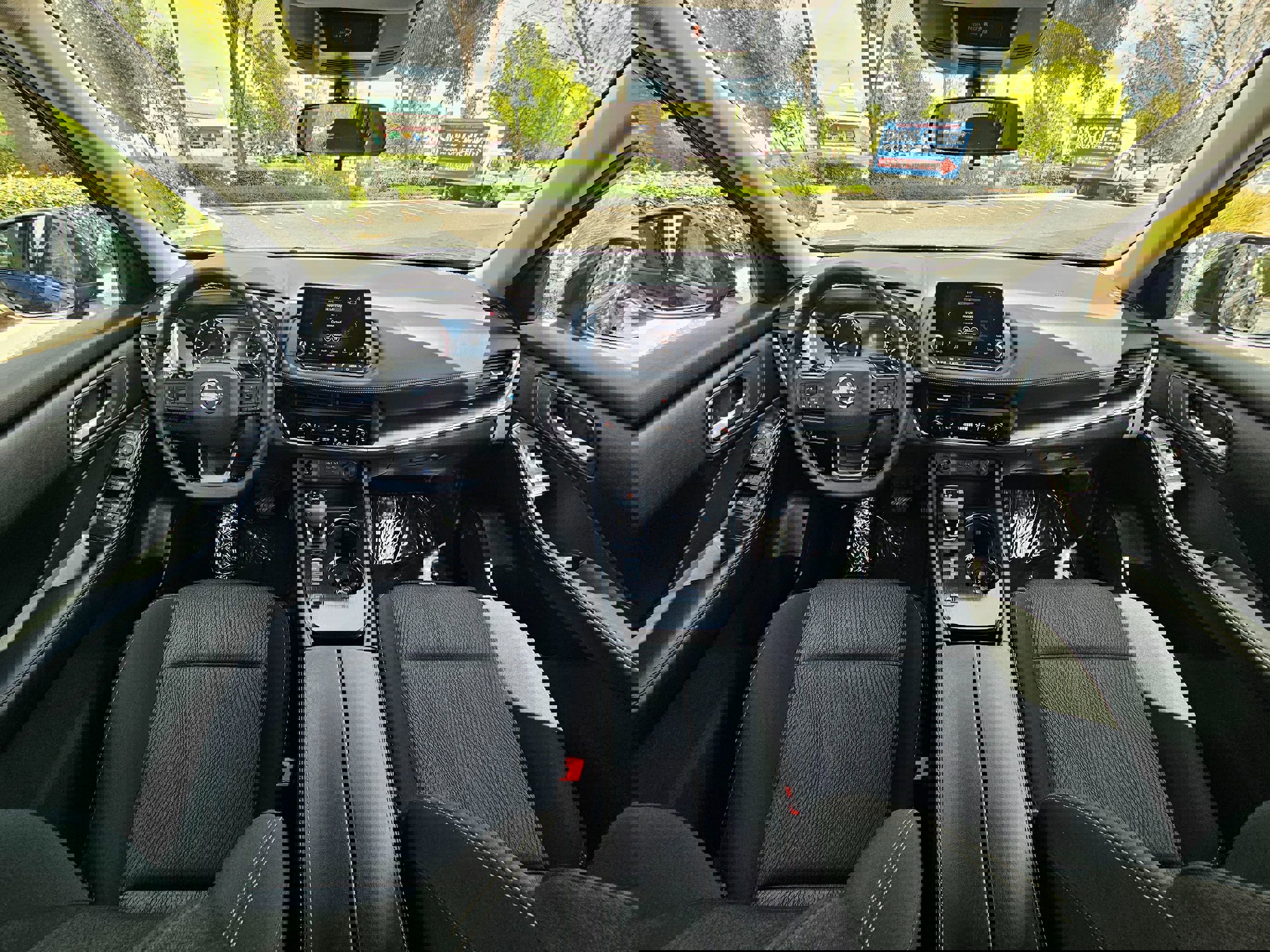 Used 2025 Nissan Rogue SV image 18