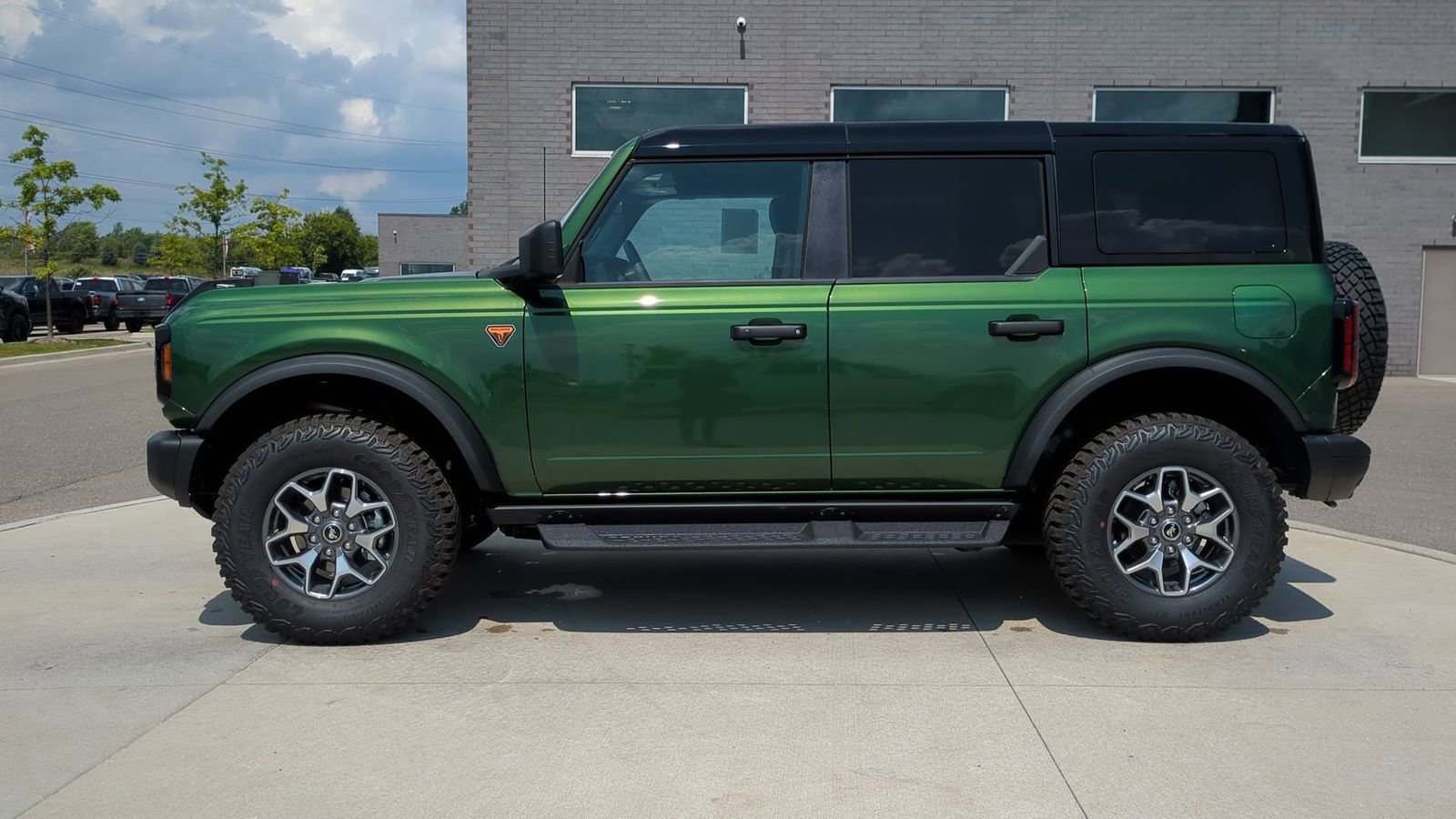 New 2025 Ford Bronco Badlands image 2