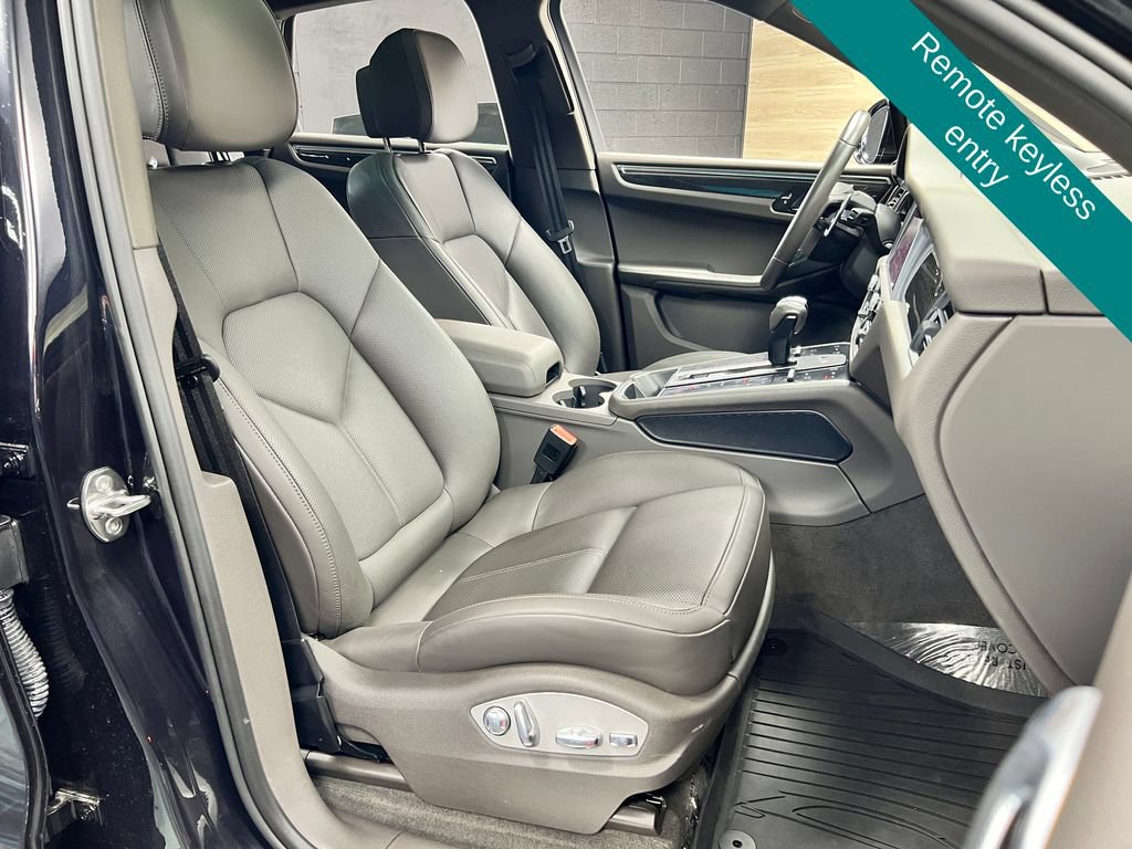 Used 2024 Porsche Macan S AWD/4WD image 8