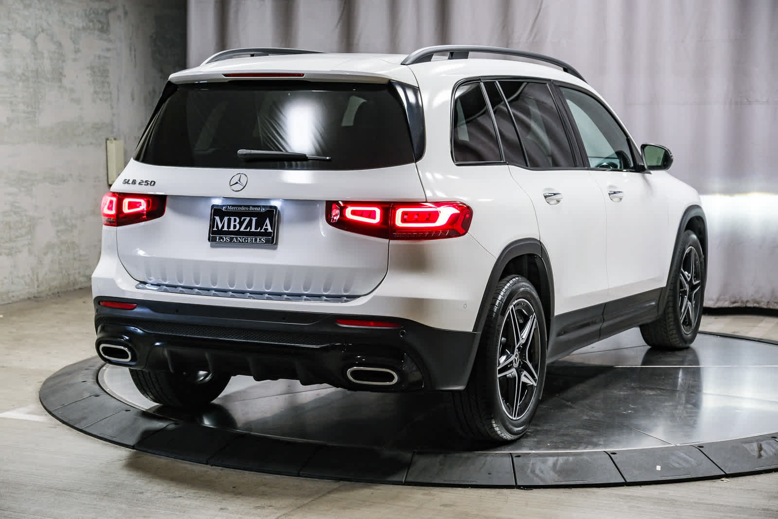 Used 2023 Mercedes-Benz GLB 250 image 4