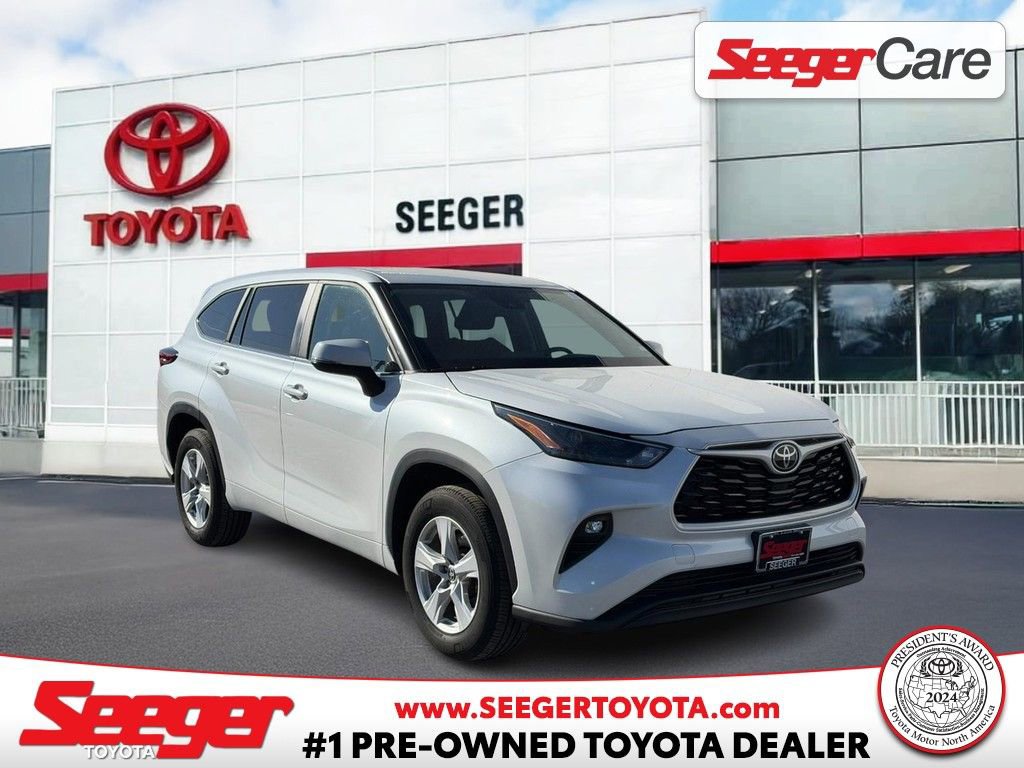 Used 2023 Toyota Highlander LE image 1