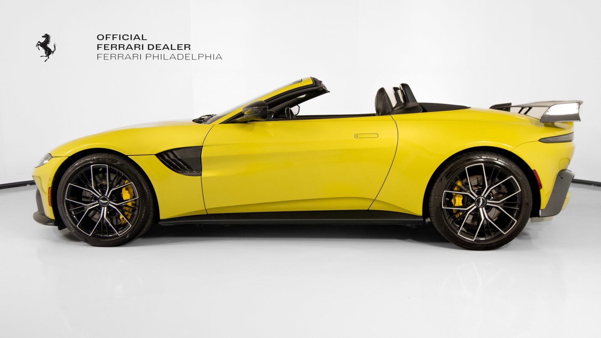Used 2021 Aston Martin V8 Vantage Roadster image 25
