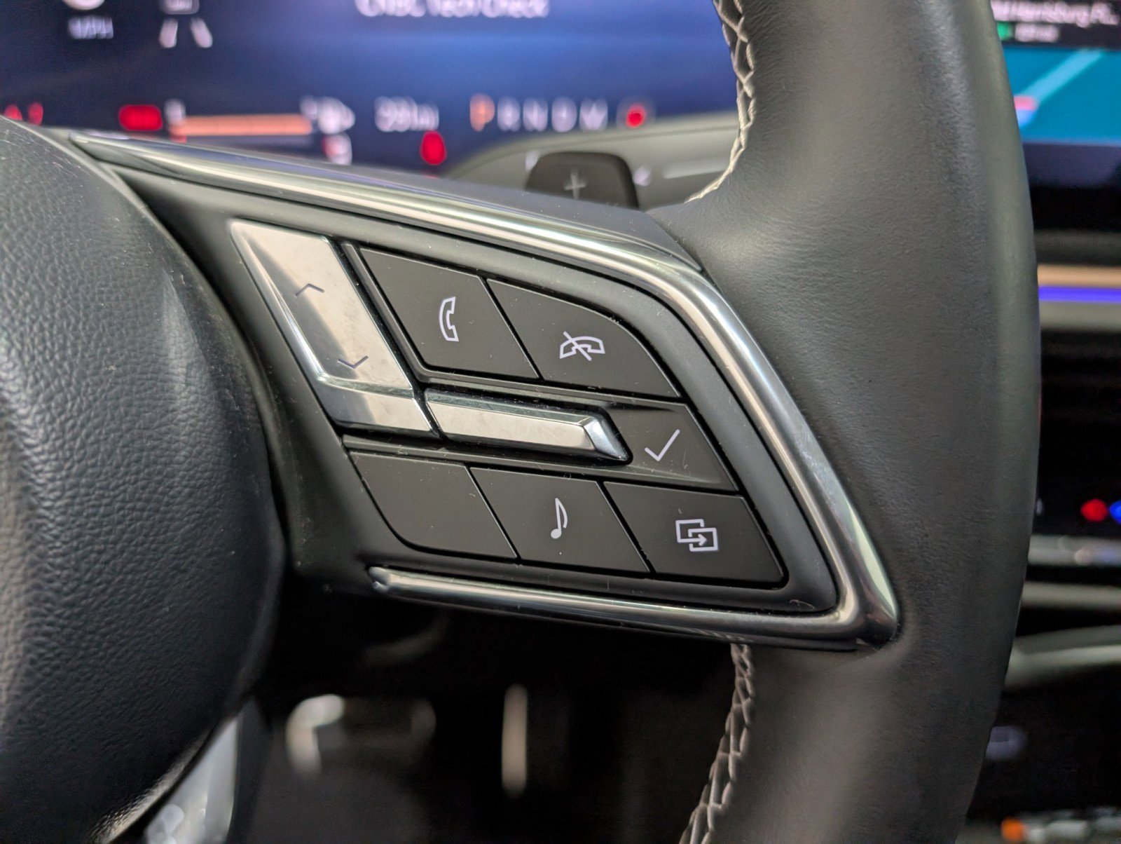 Used 2025 Buick Envision Sport Touring image 17