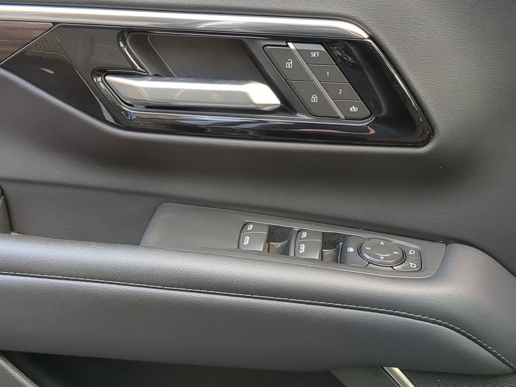 Used 2025 Chevrolet Suburban Z71 image 13