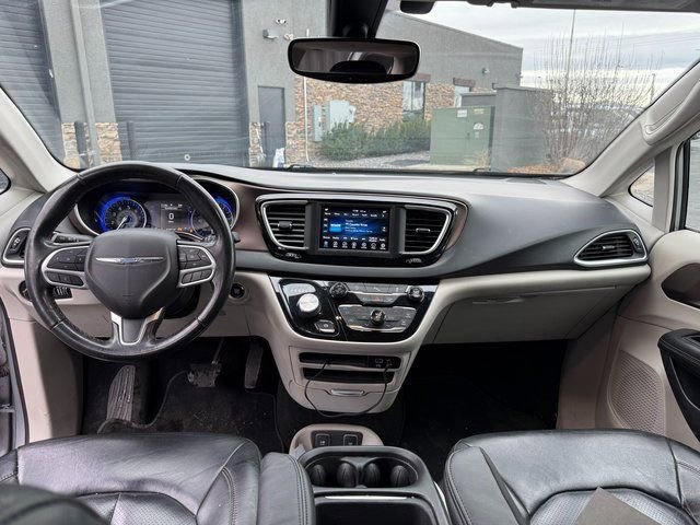 Used 2019 Chrysler Pacifica Touring-L image 9