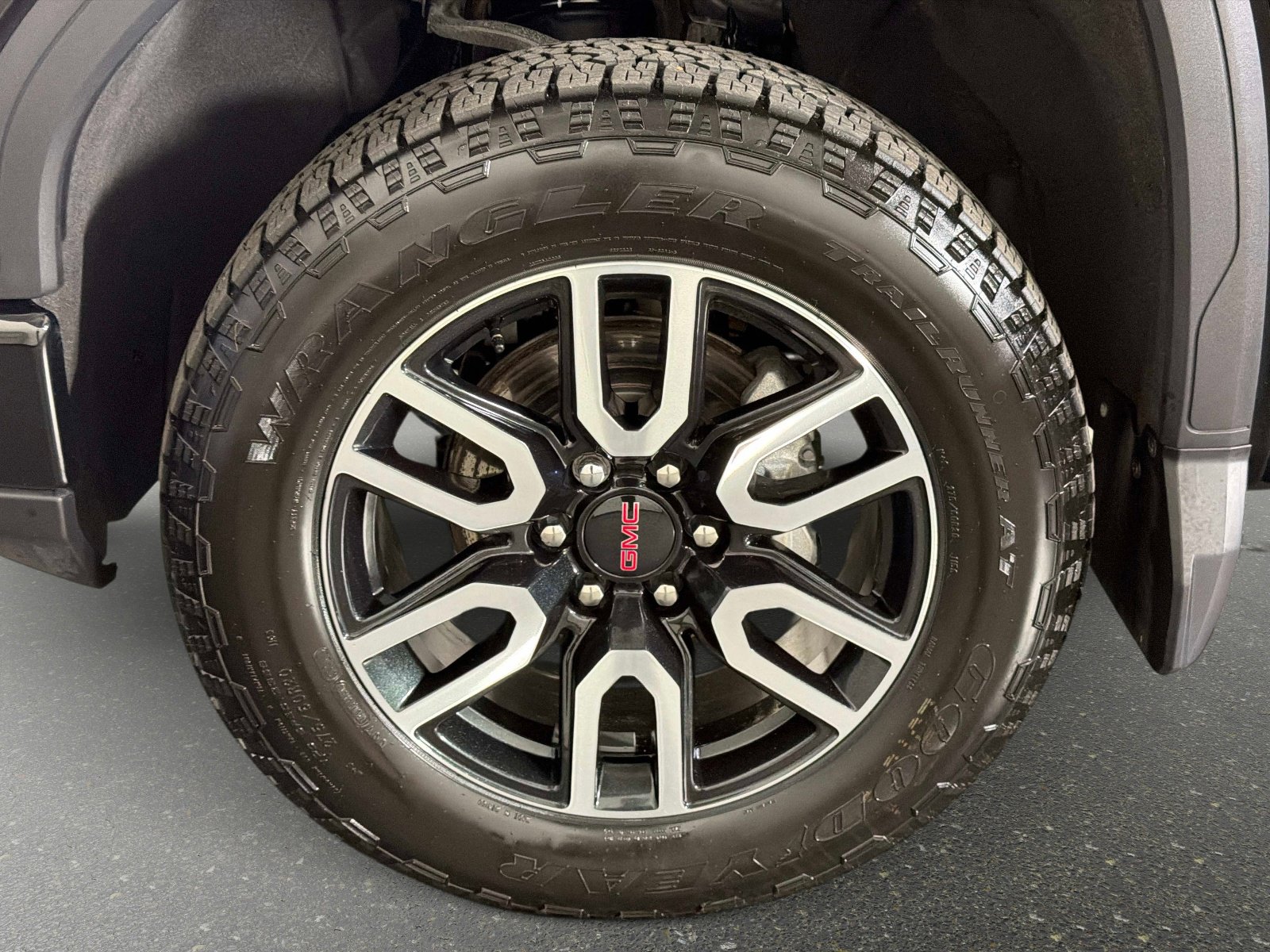 Used 2024 GMC Sierra 1500 AT4 w/ Technology Package AWD/4WD image 11