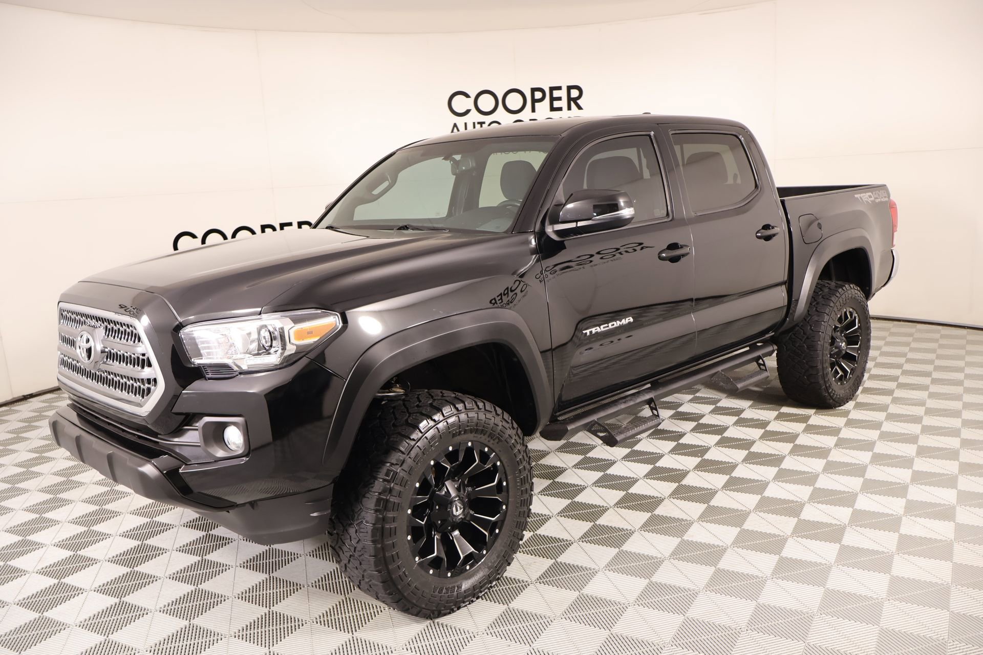 Used 2017 Toyota Tacoma TRD Off-Road w/ Tow Package (A/T) AWD/4WD image 10