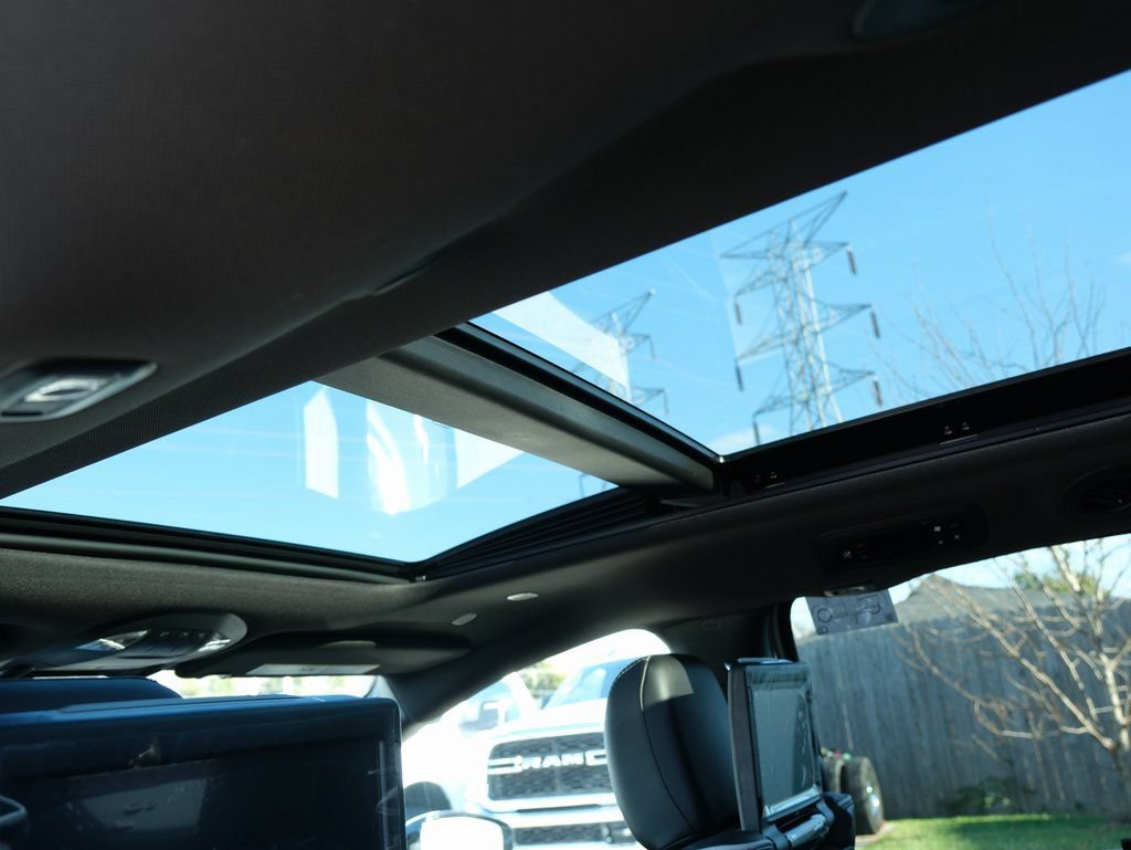 New 2026 Chrysler Pacifica Limited w/ Uconnect Theater Family Group FWD image 30