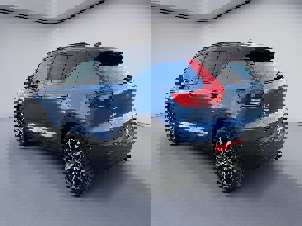 Used 2021 Volvo XC40 T4 R-Design w/ Advanced Package image 3