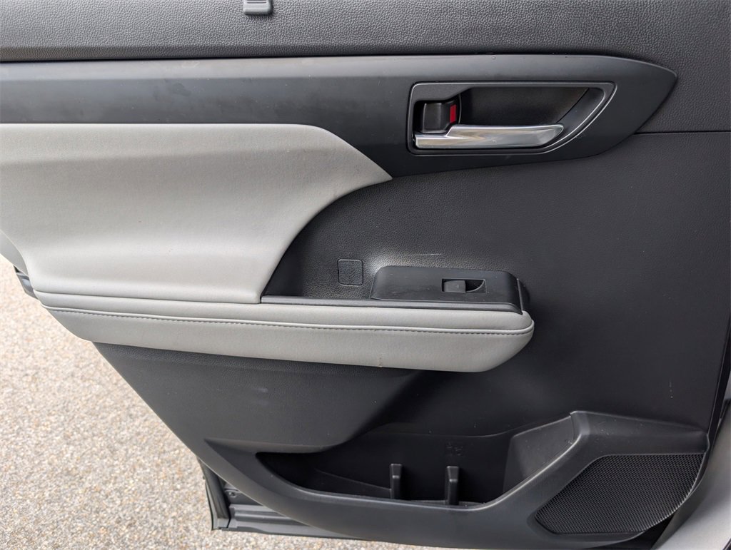 Used 2021 Toyota Highlander XLE image 31