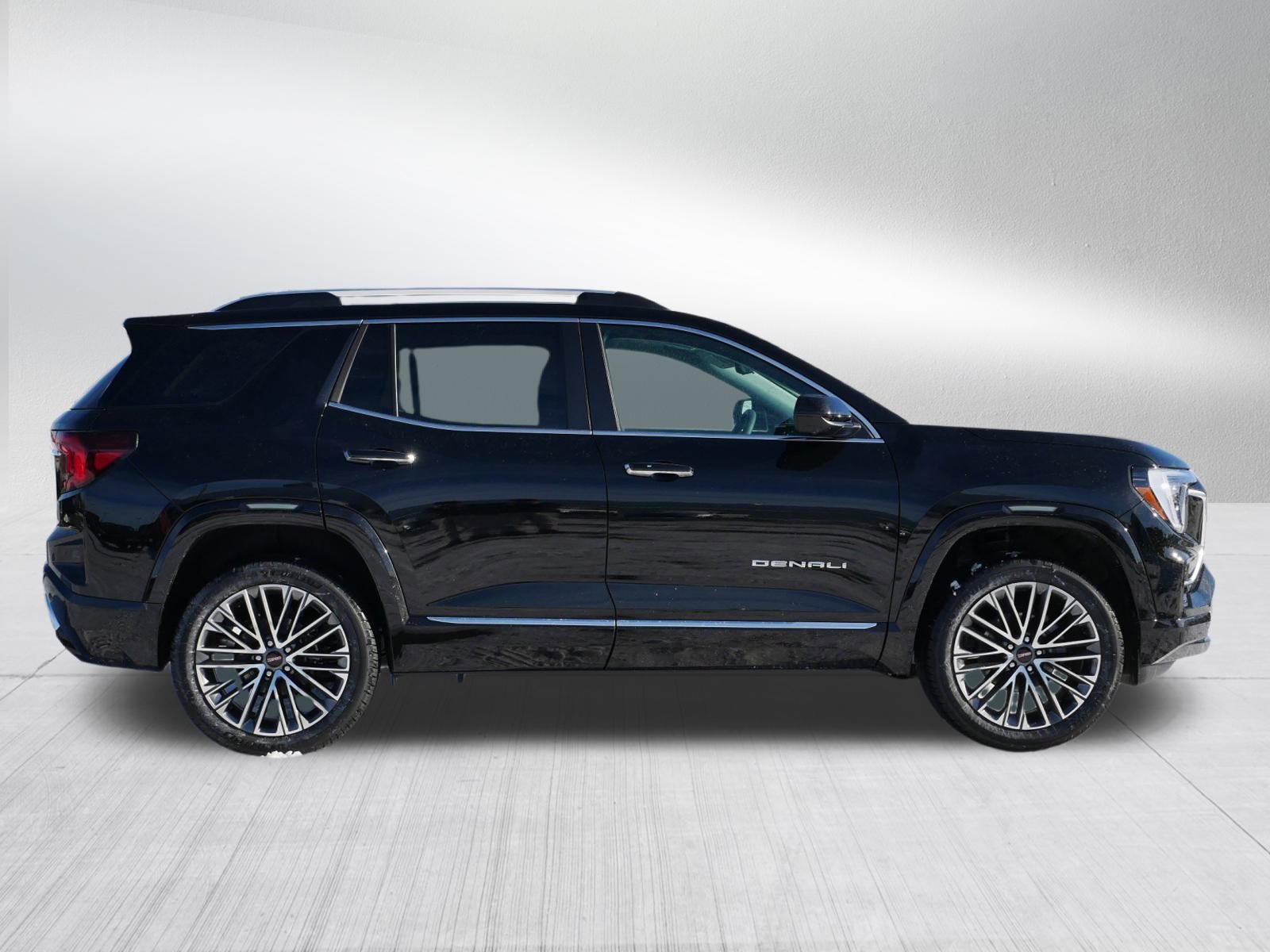 New 2026 GMC Terrain Denali w/ LPO, Black Badging Package image 4