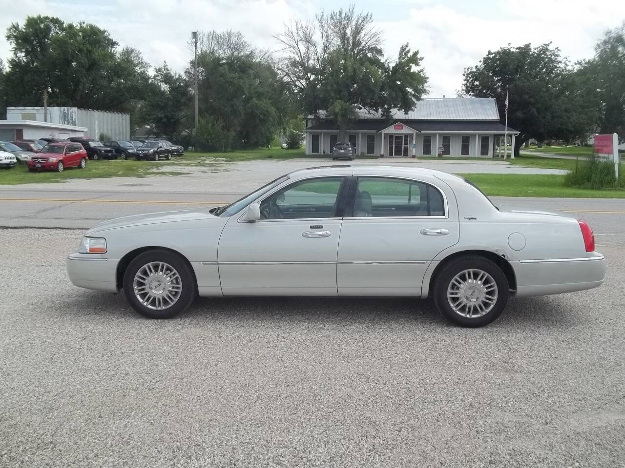 Used 2006 Lincoln Town Car Signature Limited