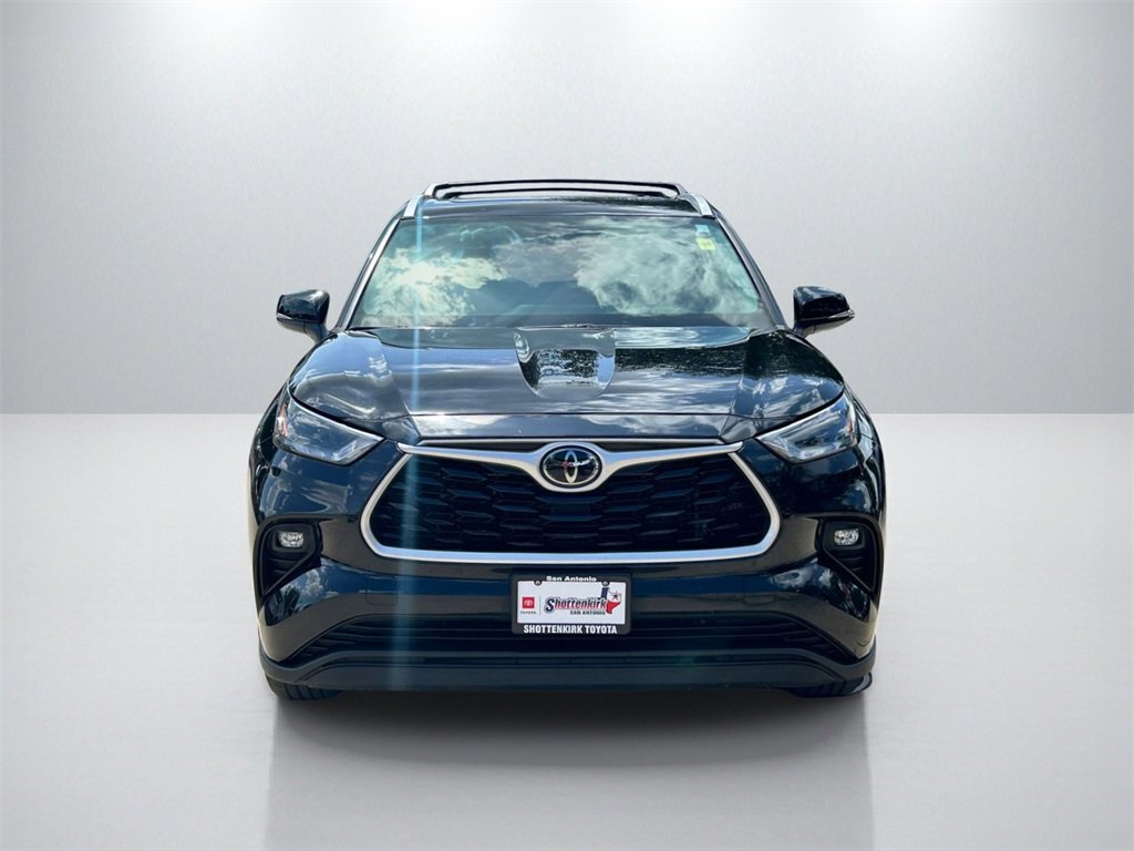 Certified 2023 Toyota Highlander XLE image 2