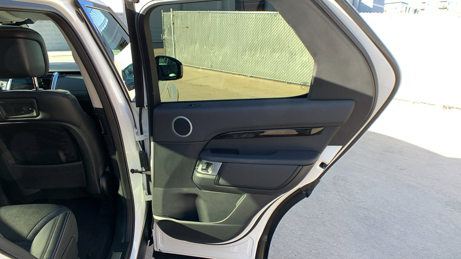 Used 2024 Land Rover Discovery S image 28