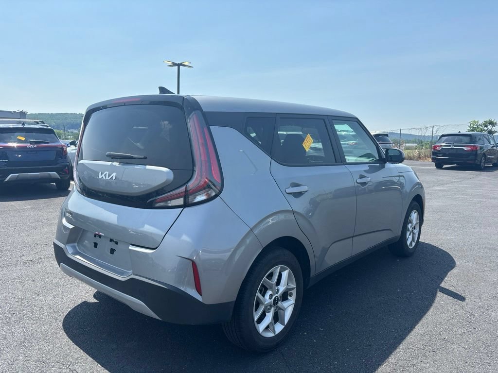 Used 2025 Kia Soul LX w/ LX Technology Package FWD image 2