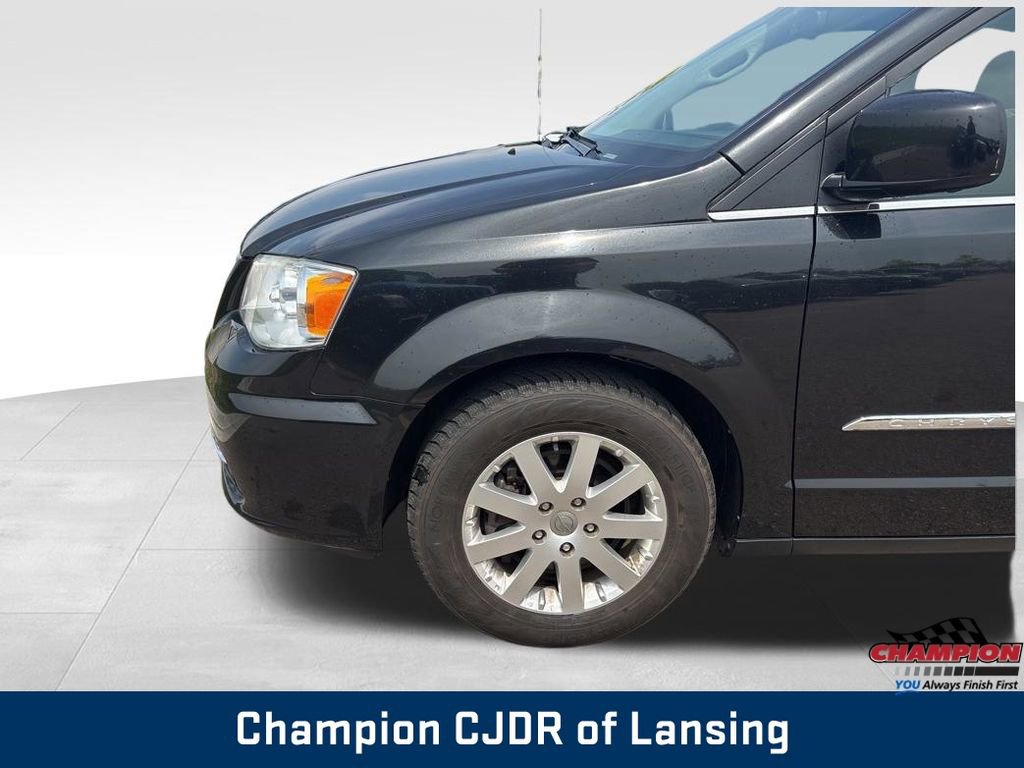 Used 2014 Chrysler Town & Country Touring FWD image 29