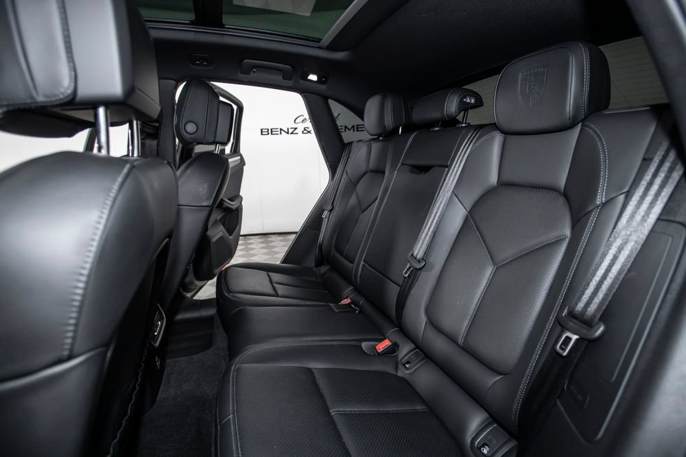 Used 2024 Porsche Macan AWD/4WD image 16