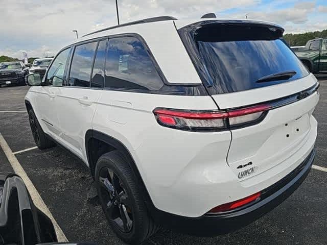 Used 2023 Jeep Grand Cherokee Altitude AWD/4WD image 5