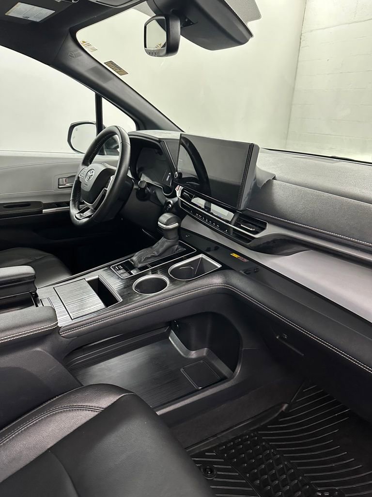 Used 2025 Toyota Sienna XSE image 40