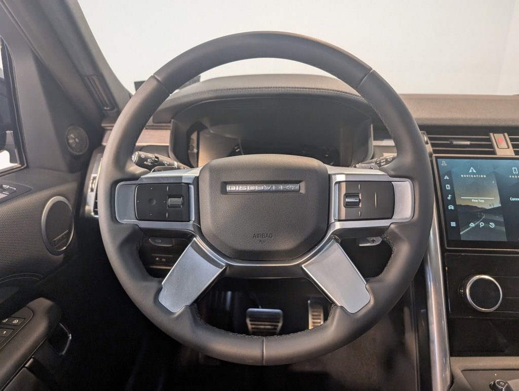 Used 2024 Land Rover Discovery Dynamic SE image 17