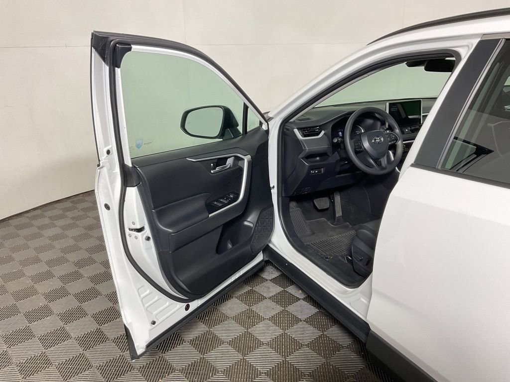 Used 2024 Toyota RAV4 XLE AWD/4WD image 18