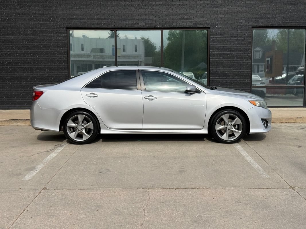Used 2013 Toyota Camry SE w/ Leather Pkg FWD image 10