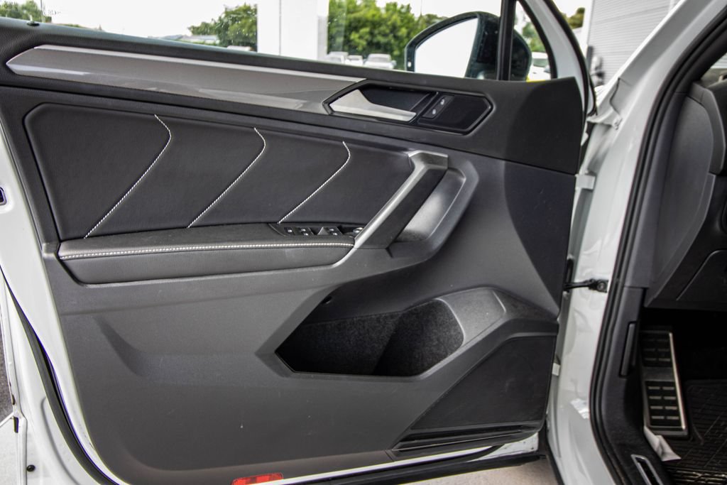 Certified 2023 Volkswagen Tiguan SE R-Line FWD image 20