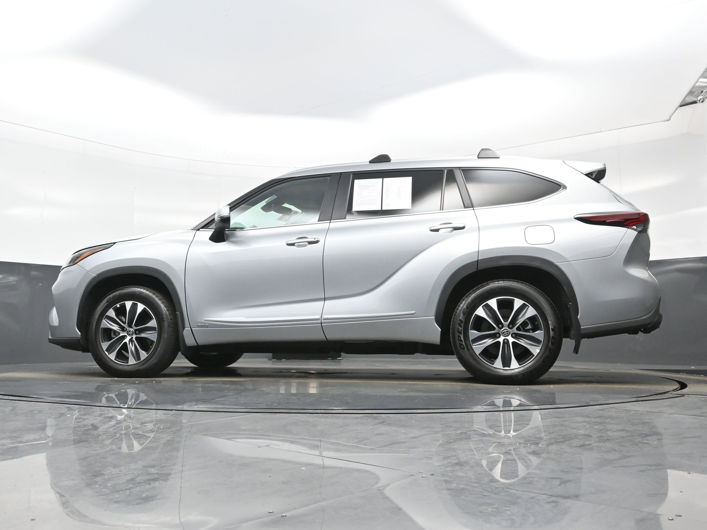 Used 2025 Toyota Highlander XLE AWD/4WD image 30