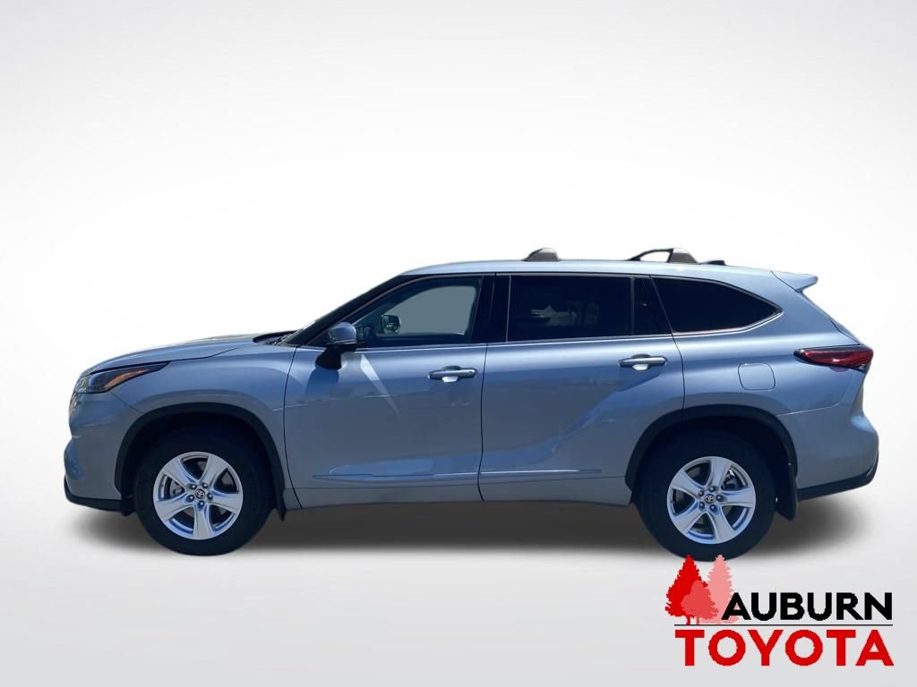 Used 2022 Toyota Highlander LE AWD/4WD image 4